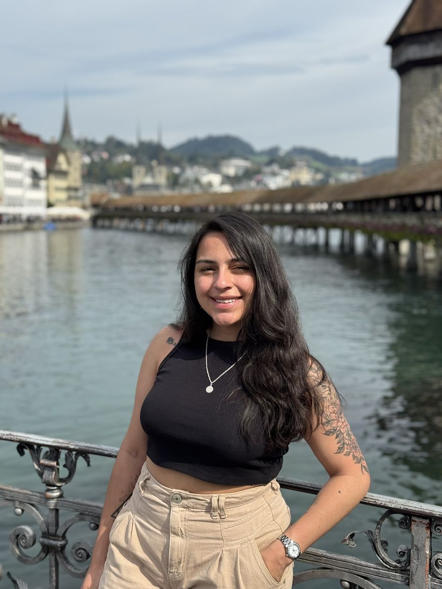 Paulina sonriendo junto al río en Lucerna, Suiza